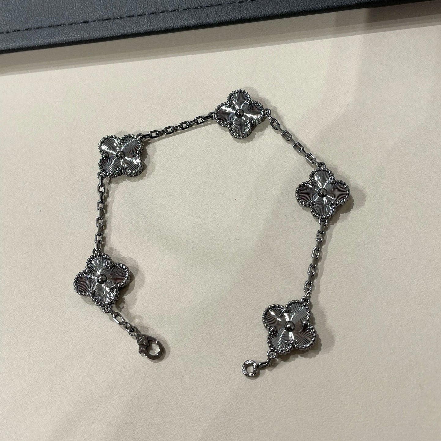 [Angela Jewellery]CLOVER 5 MOTIF BLACK BRACELET