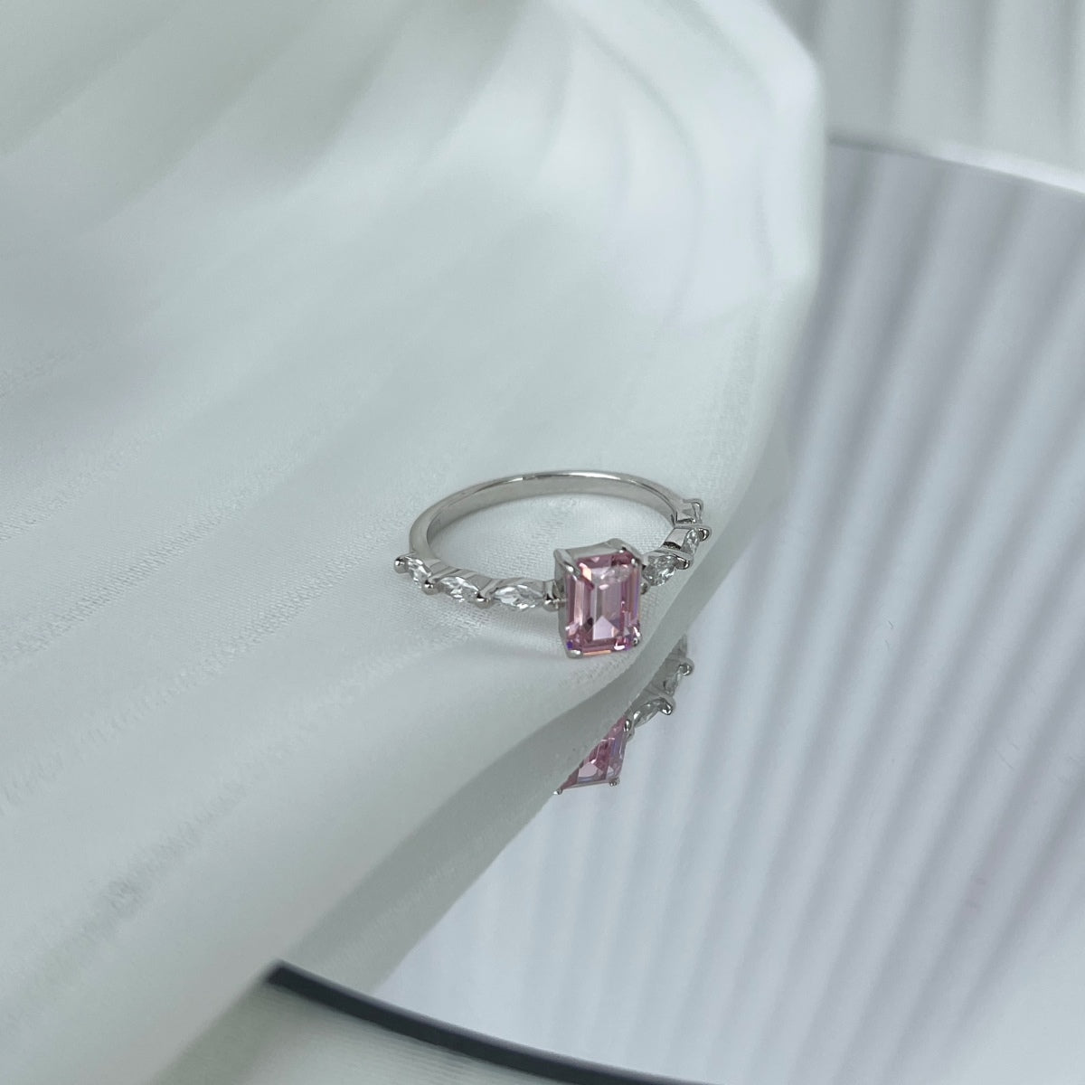 Angela Jewelry]1.0 Carat Dainty Resplendent Radiant Cut Daily Ring