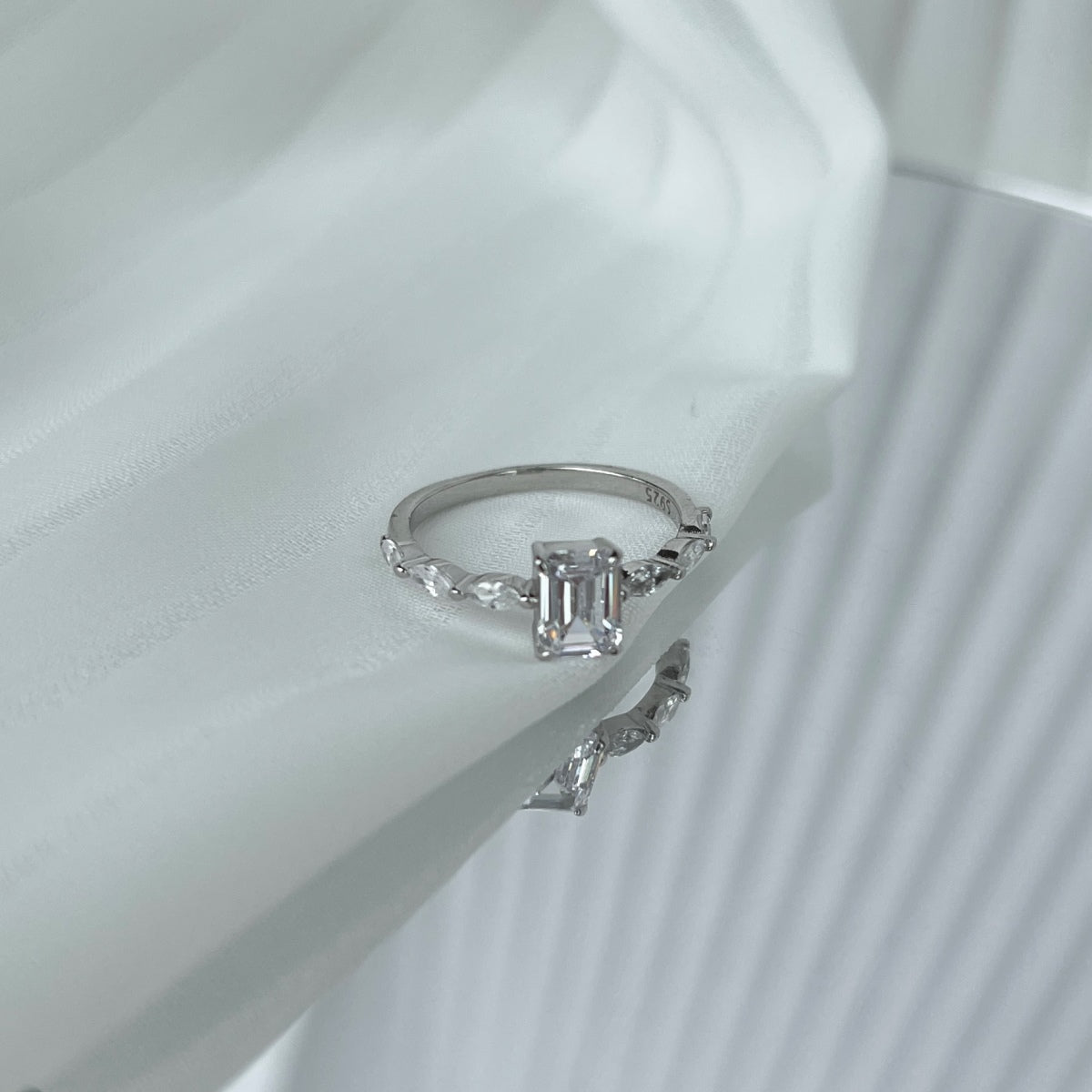 Angela Jewelry]1.0 Carat Dainty Resplendent Radiant Cut Daily Ring