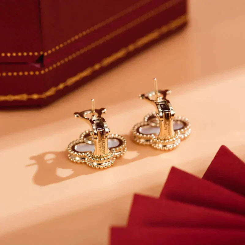 [Angela Jewellery]CLOVER MEDIUM 1 MOTIFS  WHITE MOP STUD EARRINGS
