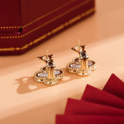 [Angela Jewellery]CLOVER MEDIUM 1 MOTIFS  WHITE MOP STUD EARRINGS