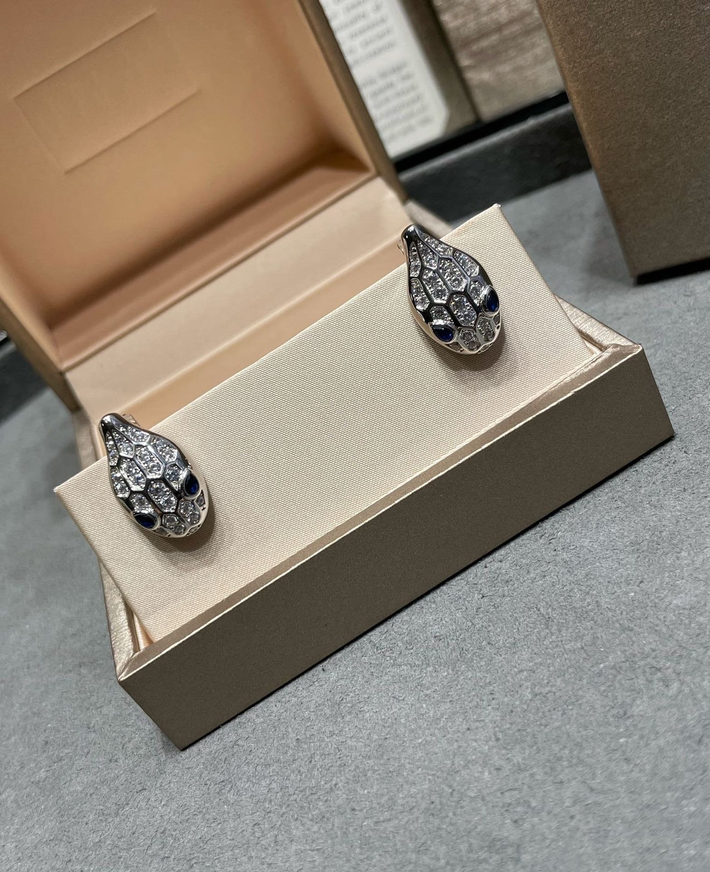 [Angela Jewellery]SERPENT DIAMOND STUD EARRINGS