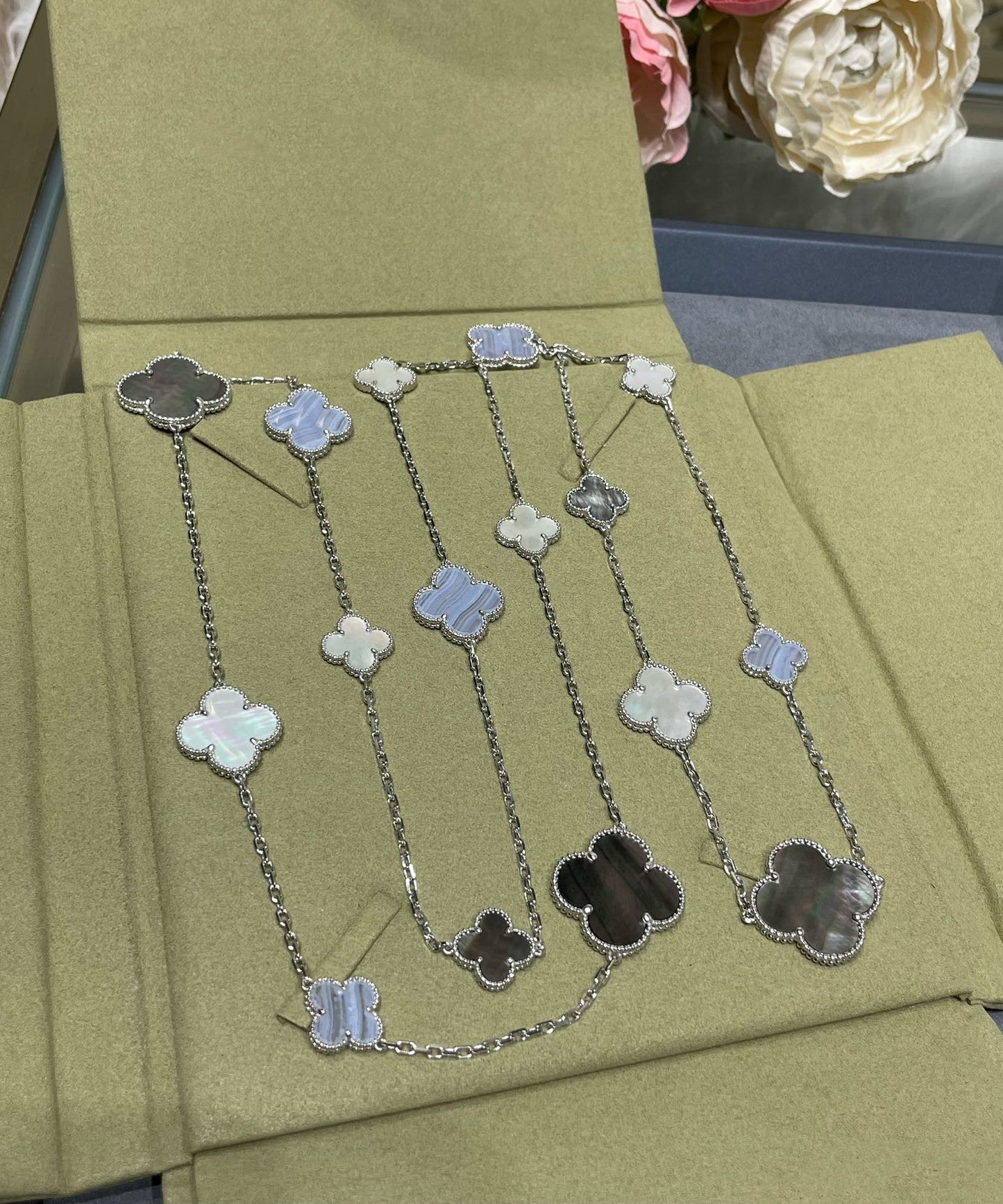 [Angela Jewellery]CLOVER 16 MOTIF CHALCEDONY MOP SILVER NECKLACE