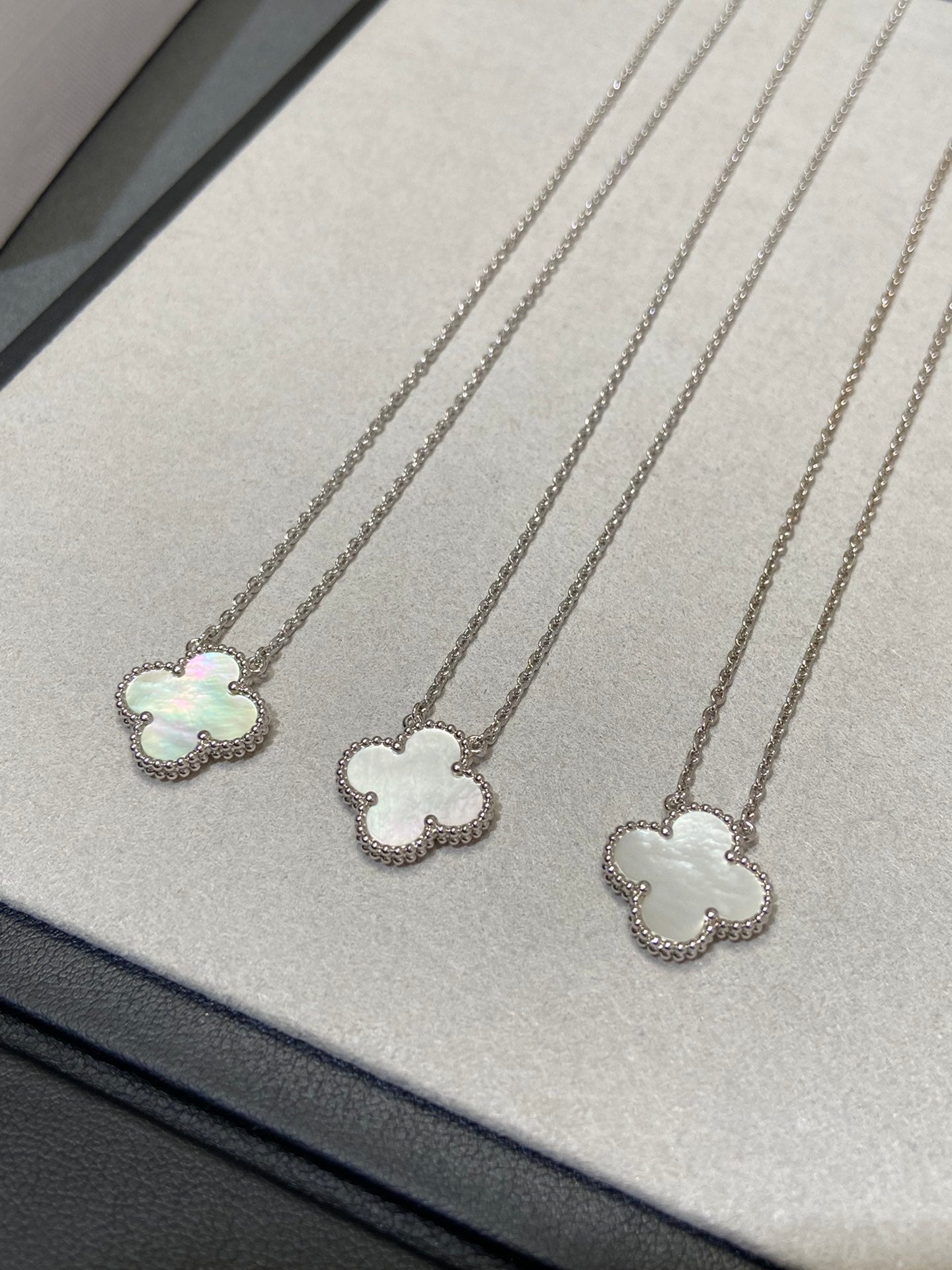 [Angela Jewellery]CLOVER MEDIUM SILVER WHITE MOP NECKLACE