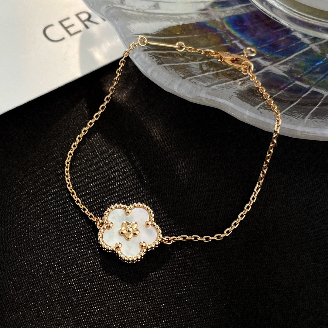 [Angela Jewellery]LUCKY WHITE MOP PLUM BLOSSOM  BRACELET