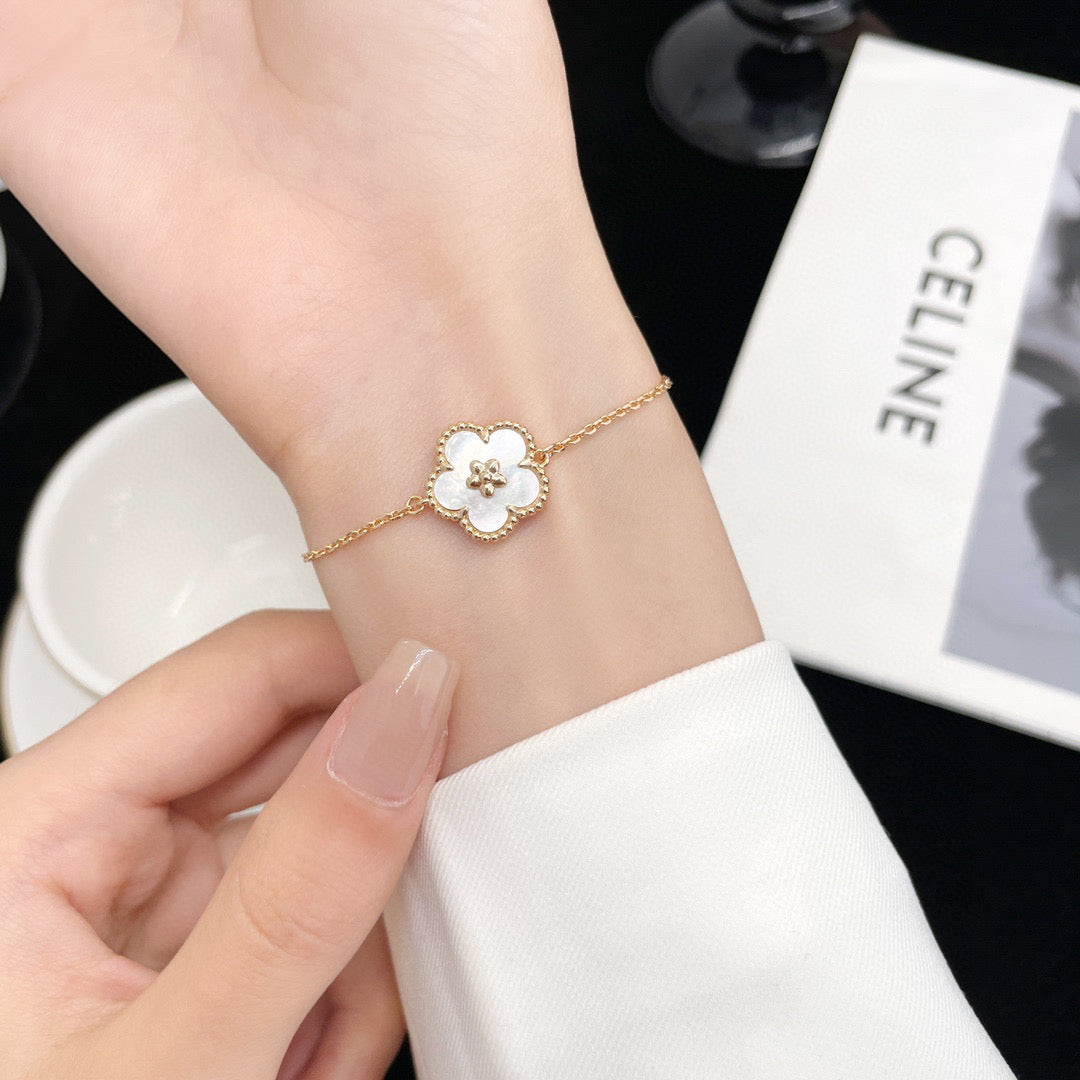 [Angela Jewellery]LUCKY WHITE MOP PLUM BLOSSOM  BRACELET