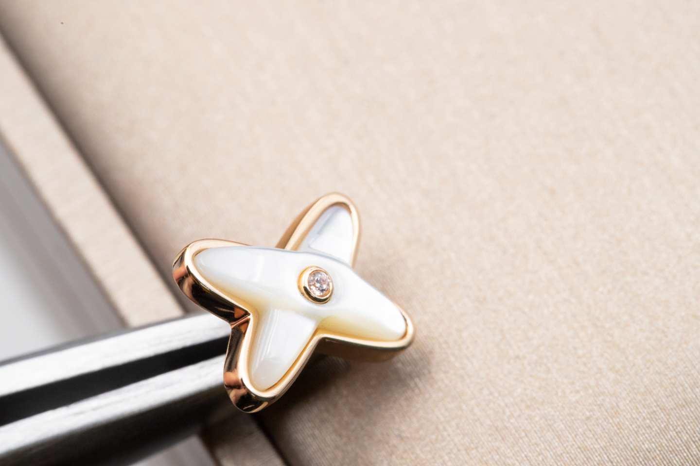 [Angela Jewellery]JEUX DE WHITE MOP PINK GOLD DIAMOND EARRINGS